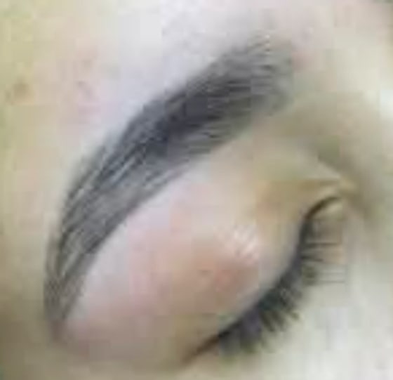 Diseño de cejas con depilación con hilo
