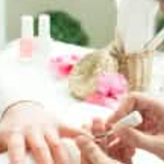 Sesión de manicura en el salón