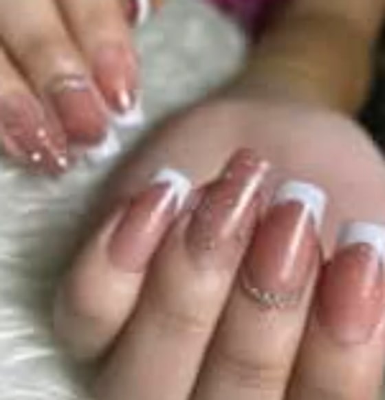 Uñas esculpidas con francés hechas en el salón